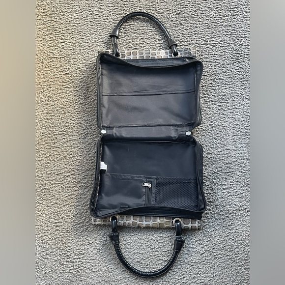 Christian Arts Reptile Print w/Cross bag. Unzips to lay flat!! 10.5”x9”x2.5”. - Picture 9 of 9